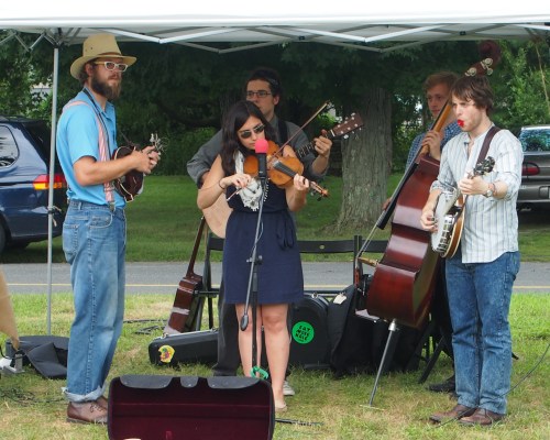 Cricket rocks the Farm Tour